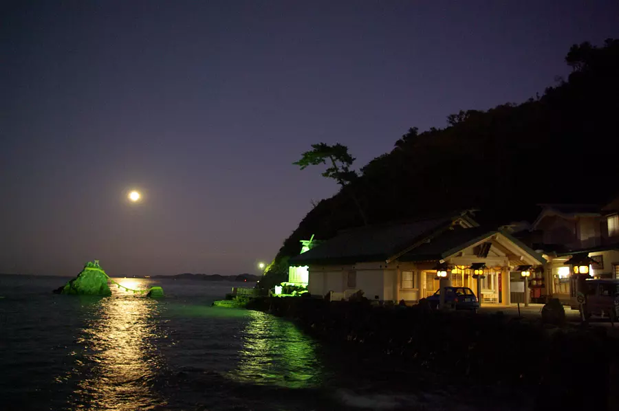 夫婦岩からの月の出